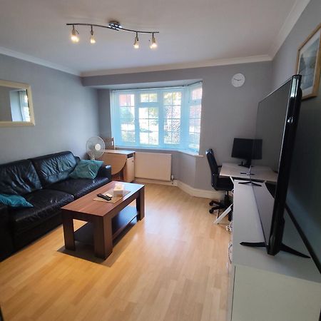 Apartamento 2 Bed Flat Near Station With Parking&Comgarden Sutton  Exterior foto