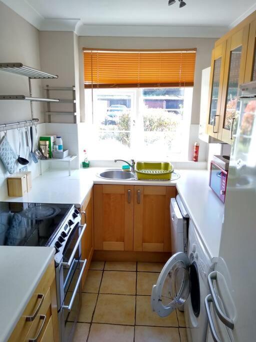 Apartamento 2 Bed Flat Near Station With Parking&Comgarden Sutton  Exterior foto