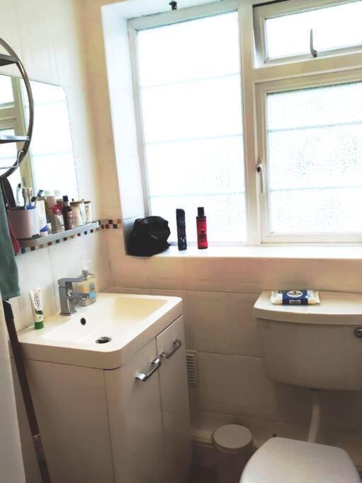 Apartamento 2 Bed Flat Near Station With Parking&Comgarden Sutton  Exterior foto